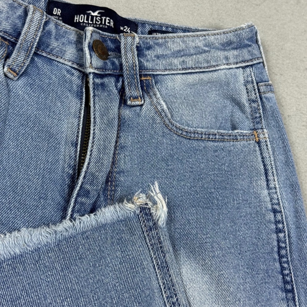 Hollister Ultra High Rise Mom Jeans Distressed Light Wash Denim W24 L27